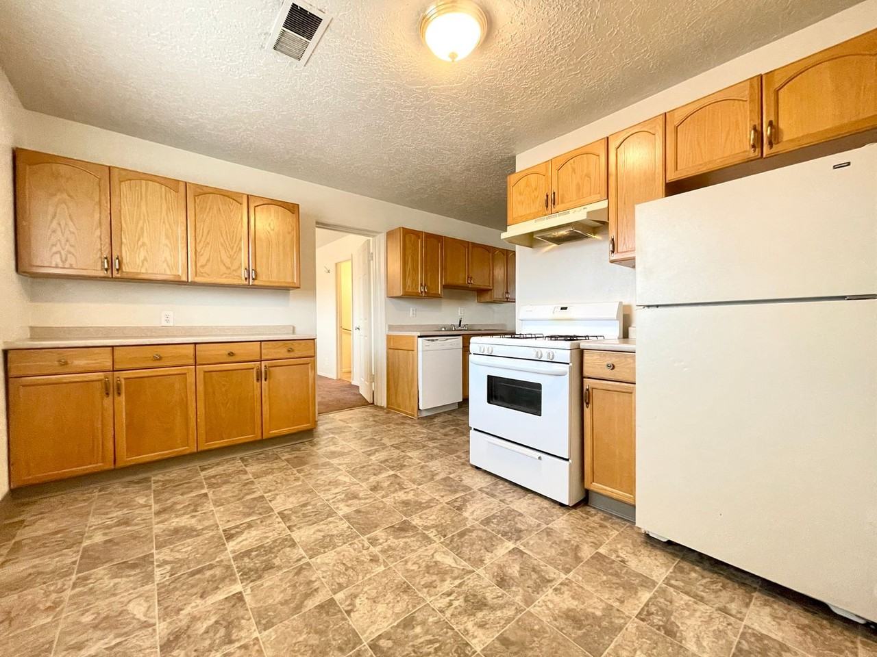 Executive East Apartments - Photo 6 of 9