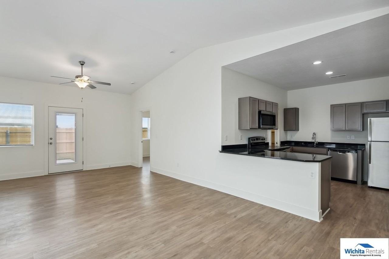 1717 - 1719 S. Hickory Creek Ct. - Photo 2 of 15