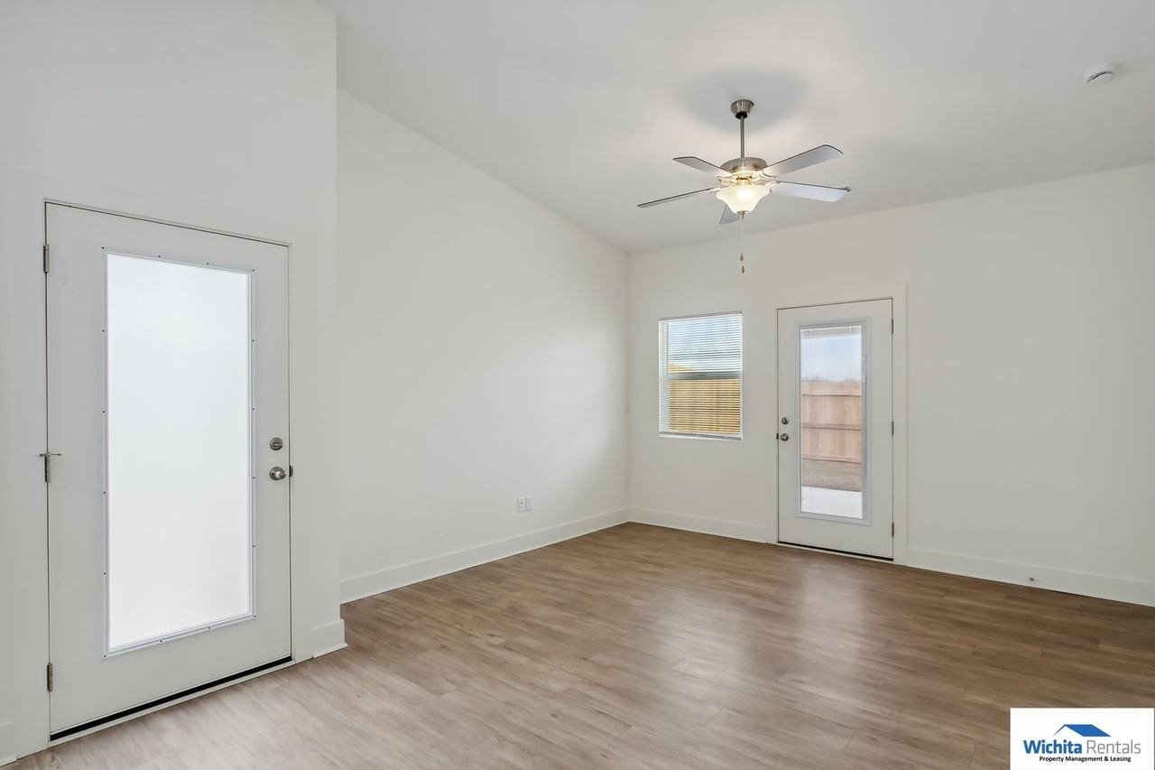 1717 - 1719 S. Hickory Creek Ct. - Photo 3 of 15