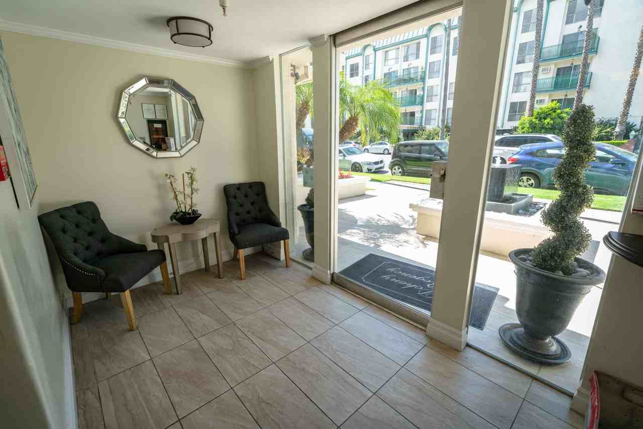 114 North Doheny Drive - Photo 2 of 7