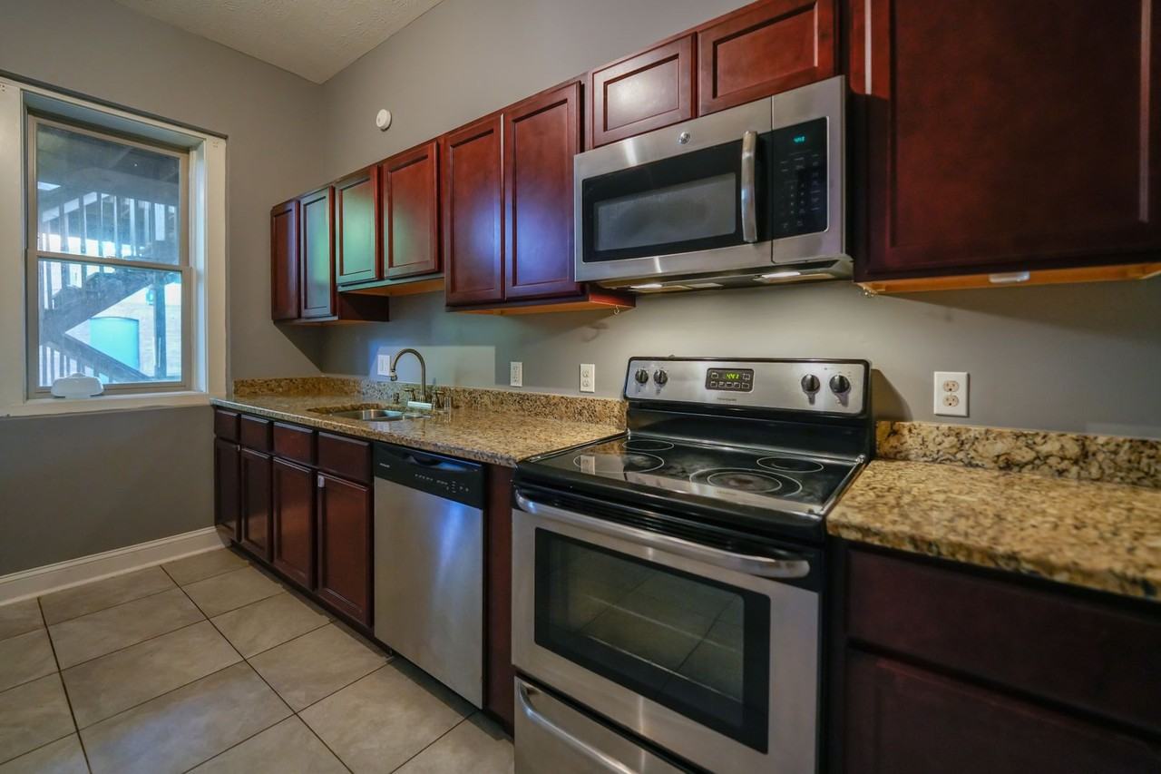 Awesome apartment in Old Louisville - Photo 6 of 24