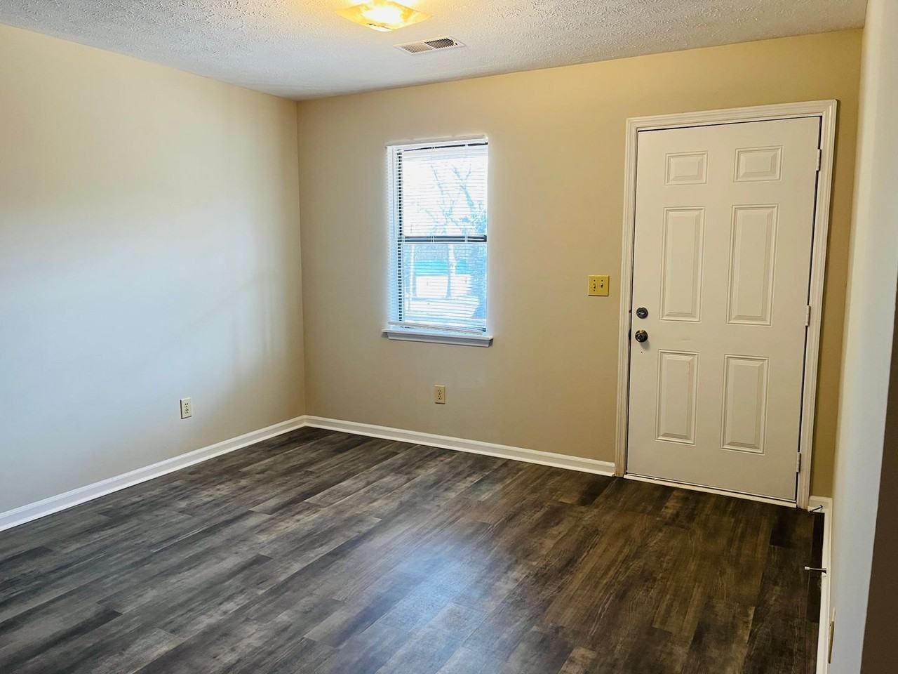 309 Pelly St - Photo 3 of 14