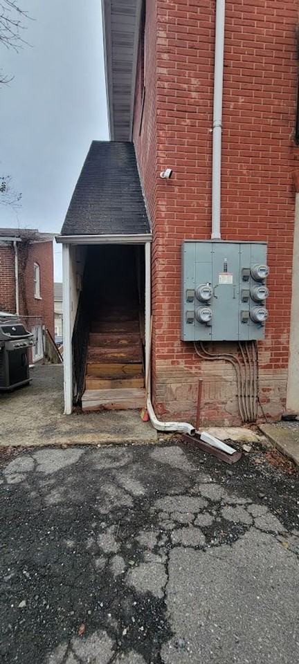 154 Garibaldi Ave - Photo 2 of 10