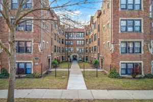 featured image of 2613 W Berwyn Ave