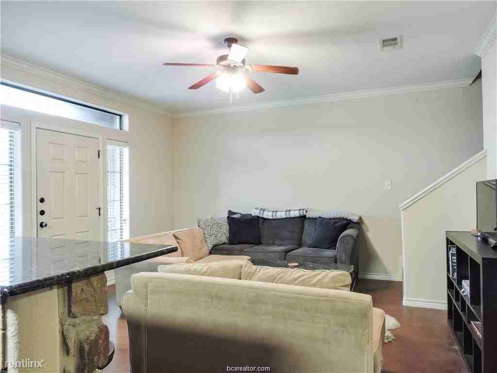 3203 Sergeant Dr - Photo 3 of 9