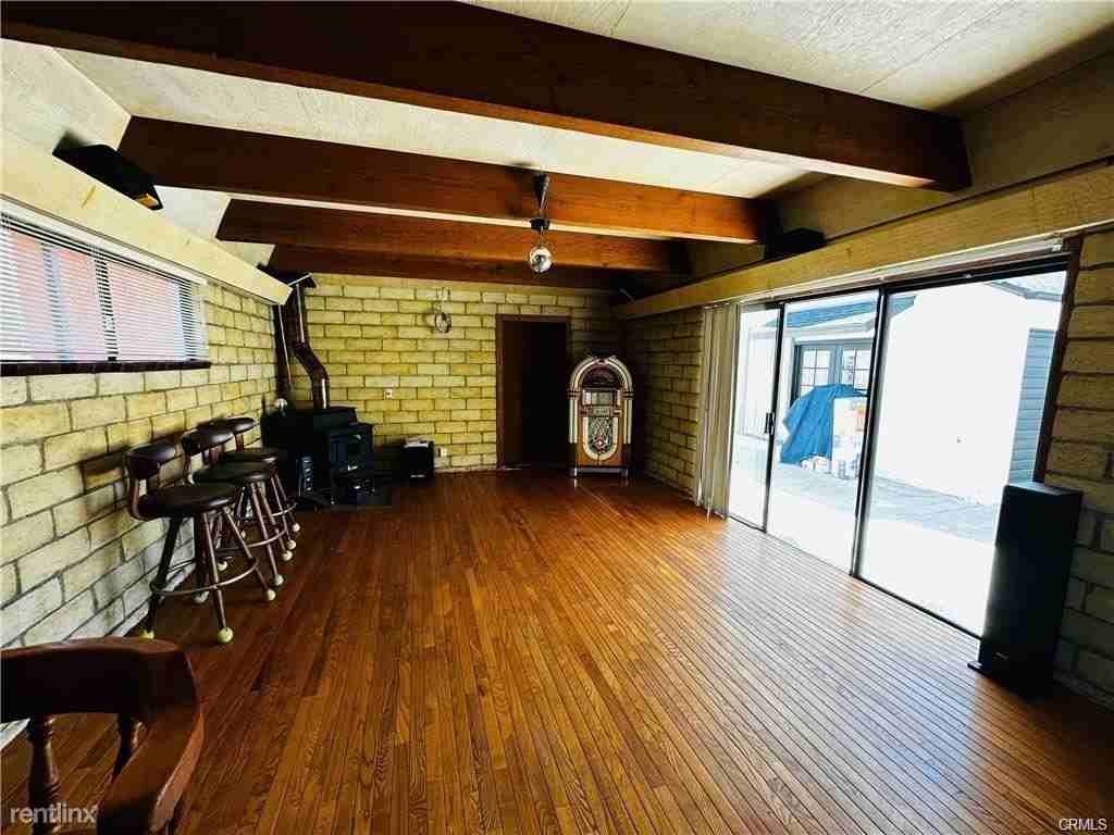 8414 Bleriot Ave - Photo 3 of 10