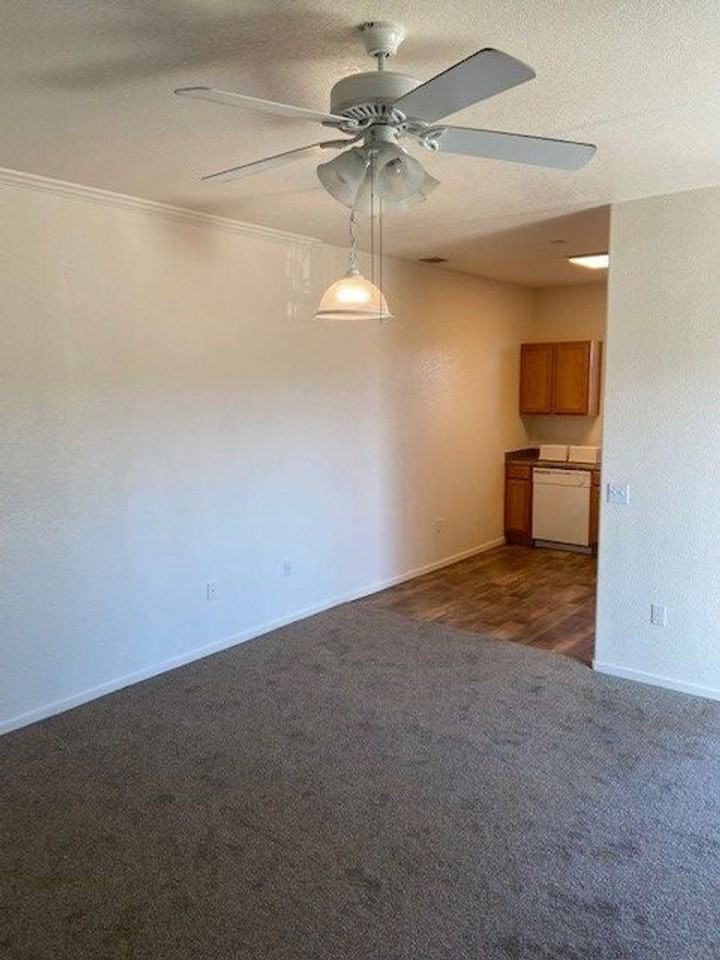 400 Willow Way - Photo 2 of 10