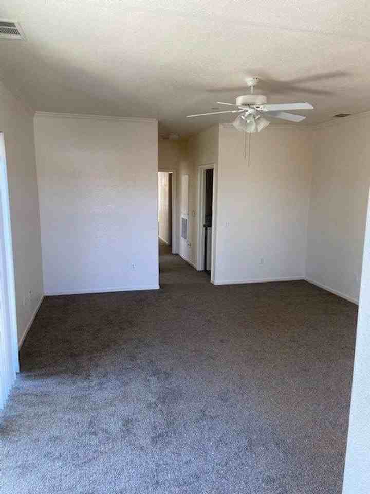 400 Willow Way - Photo 3 of 10