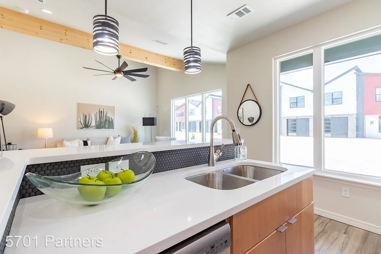 406 38th - Photo 2 of 16