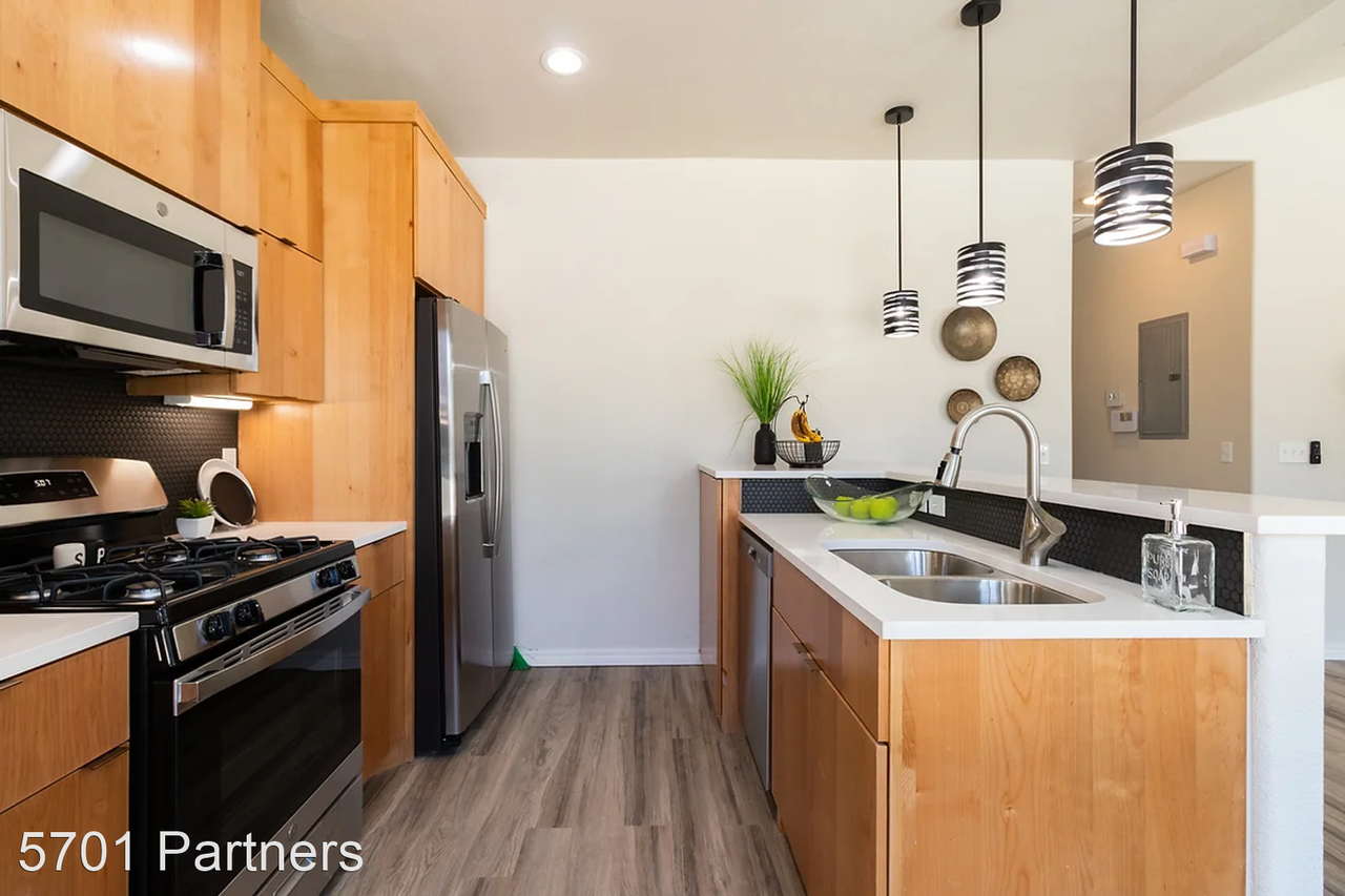 406 38th - Photo 3 of 16