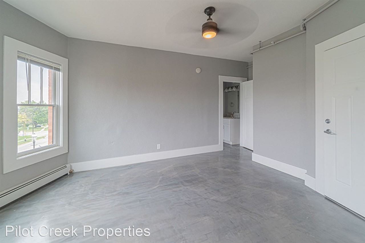718 15th Street - Photo 2 of 8