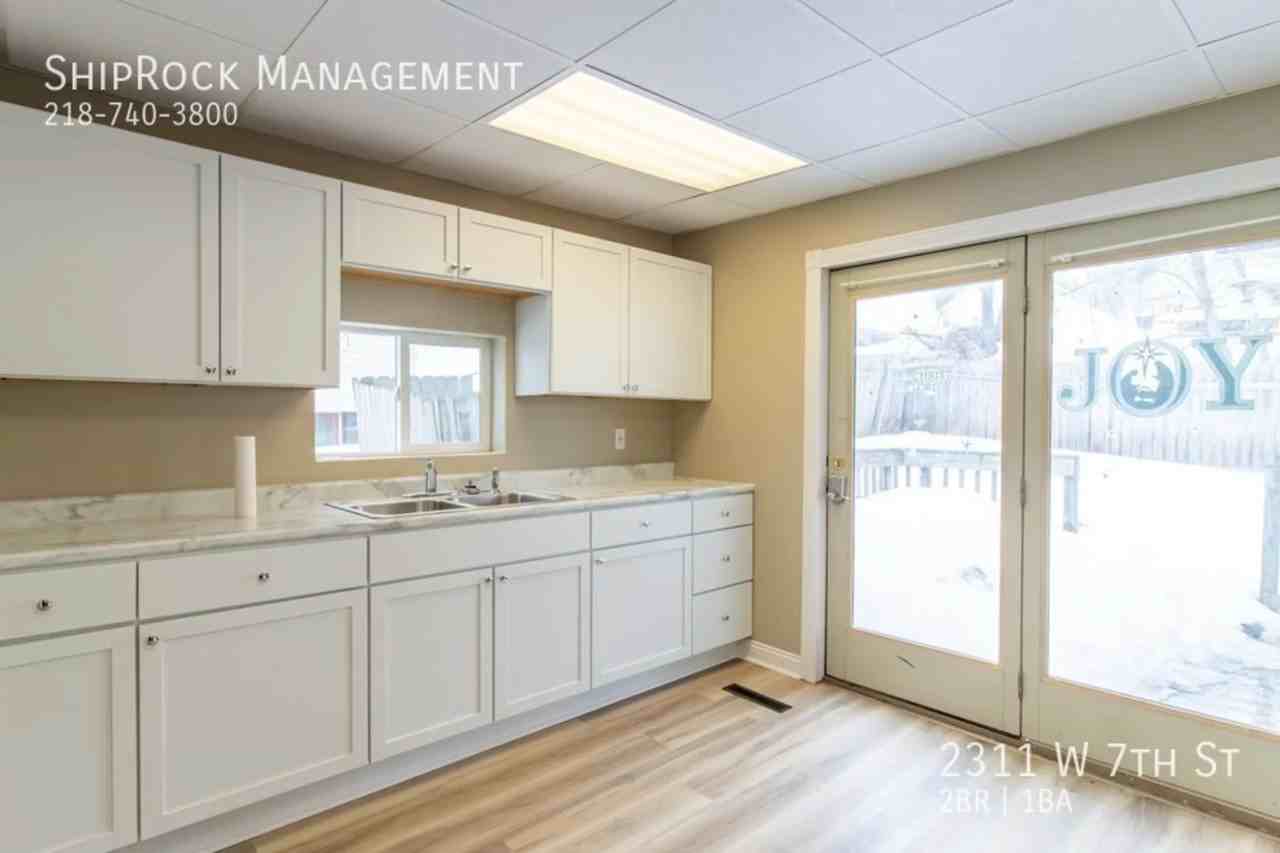 2311 W 7th St - Photo 3 of 17