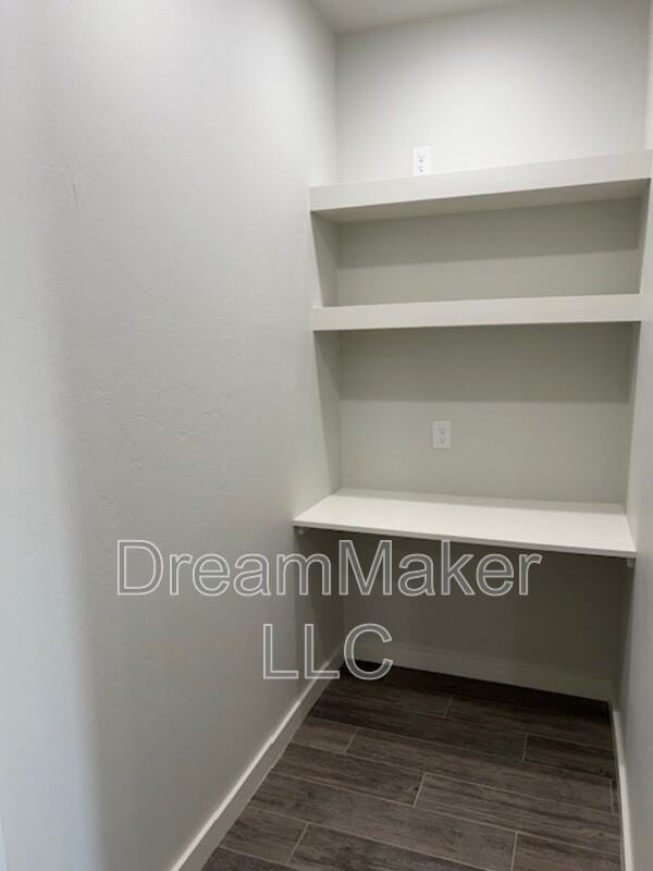 1008 Varenna Ln - Photo 5 of 8
