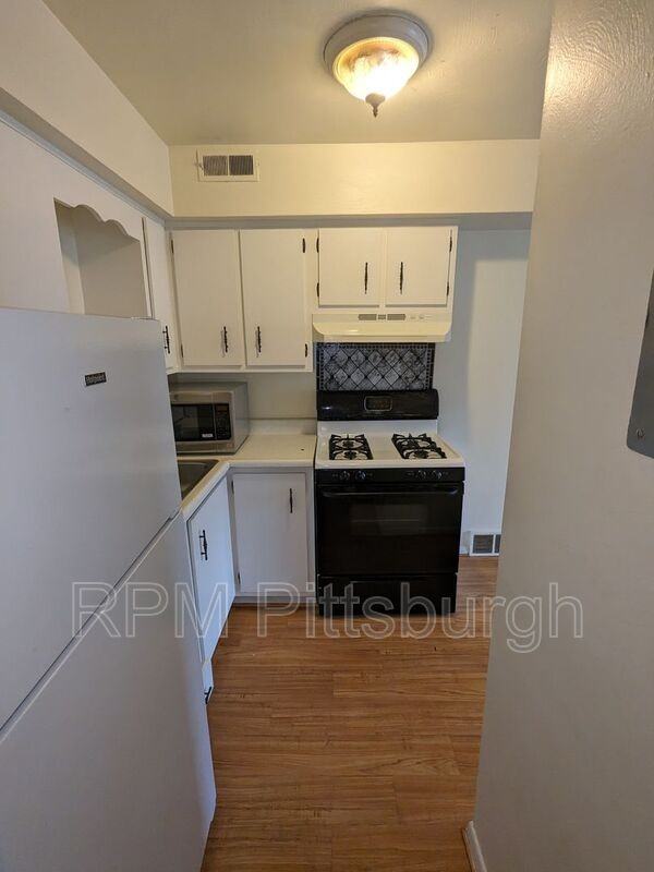 902 Lincoln Hwy - Photo 2 of 13