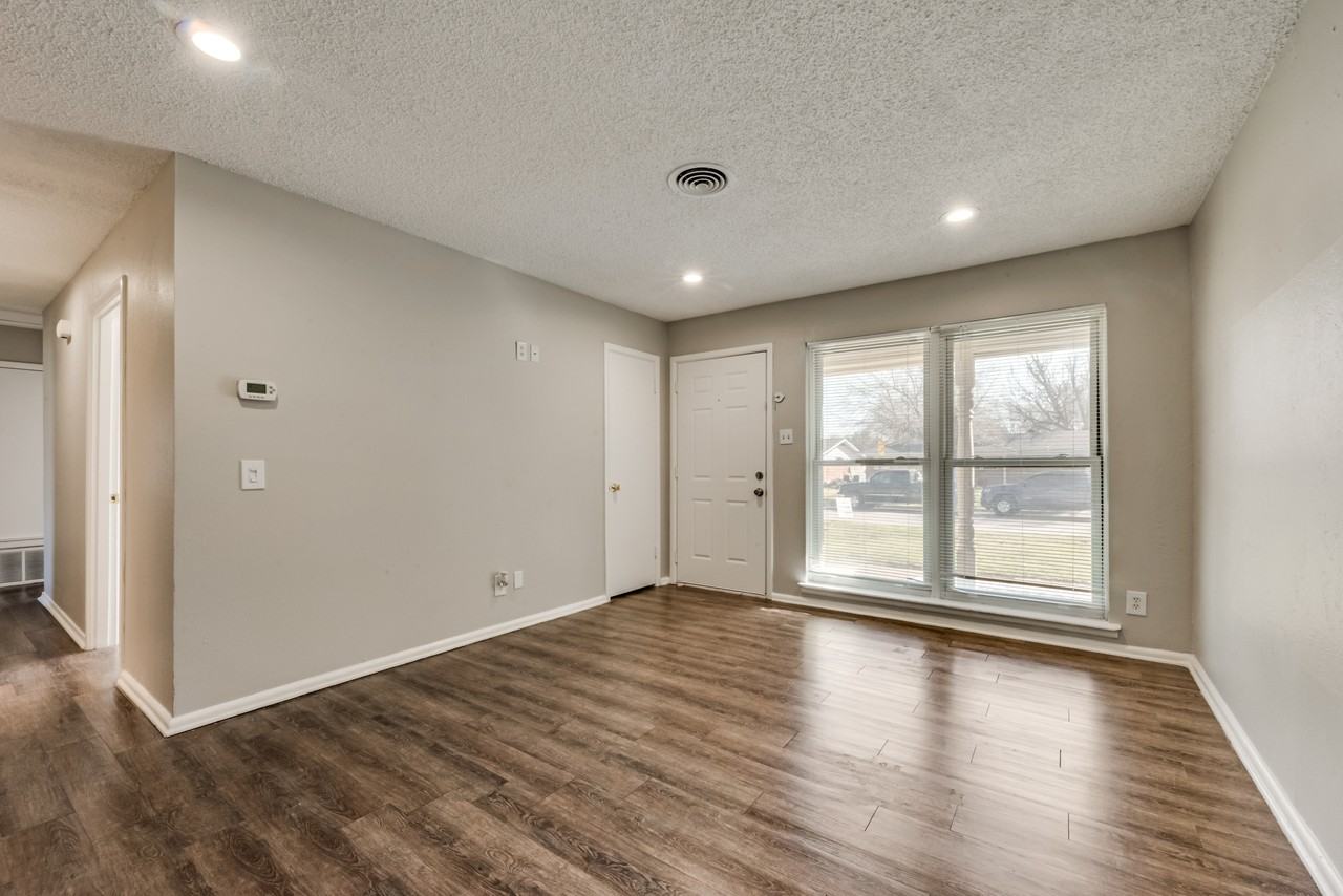 5313 Mack Rd - Photo 4 of 17