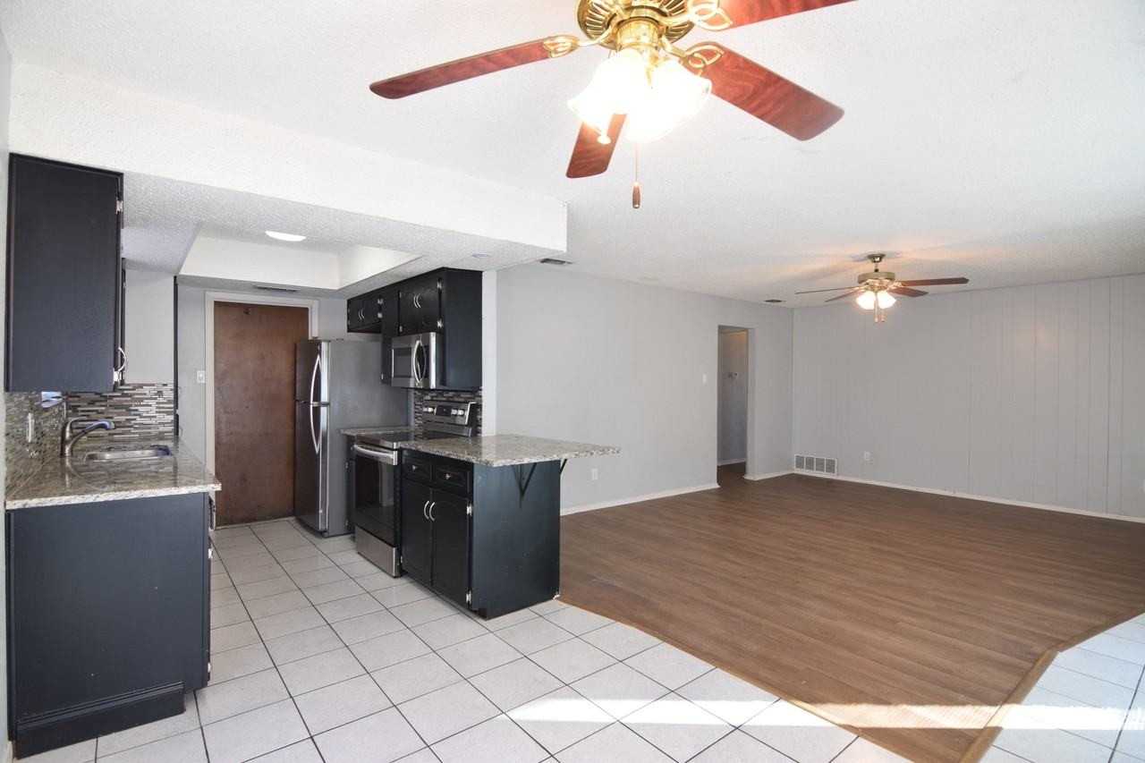 1701 Hill St - Photo 4 of 18