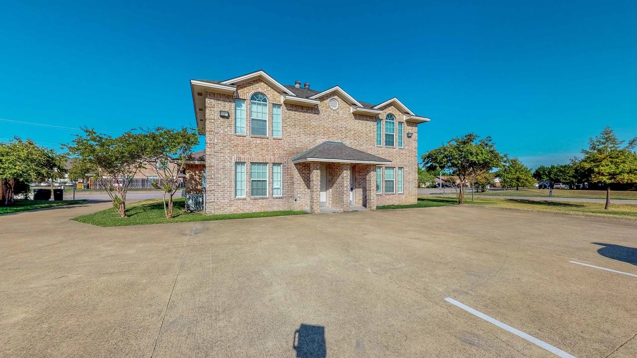 2316-2318 Cornell Dr - Photo 2 of 35