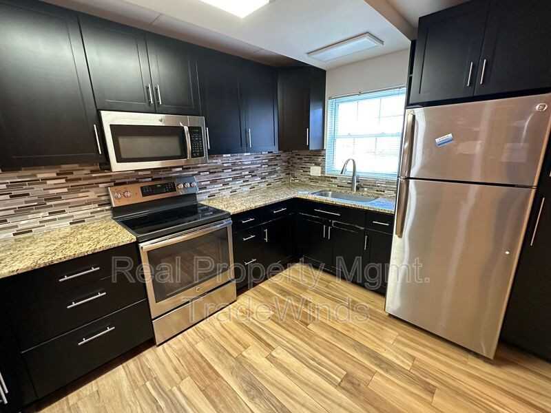 8563 10th St N #A - Photo 3 of 27