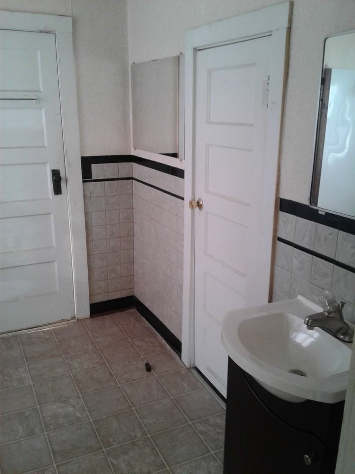 2853 W Olive St #1 - Photo 6 of 10