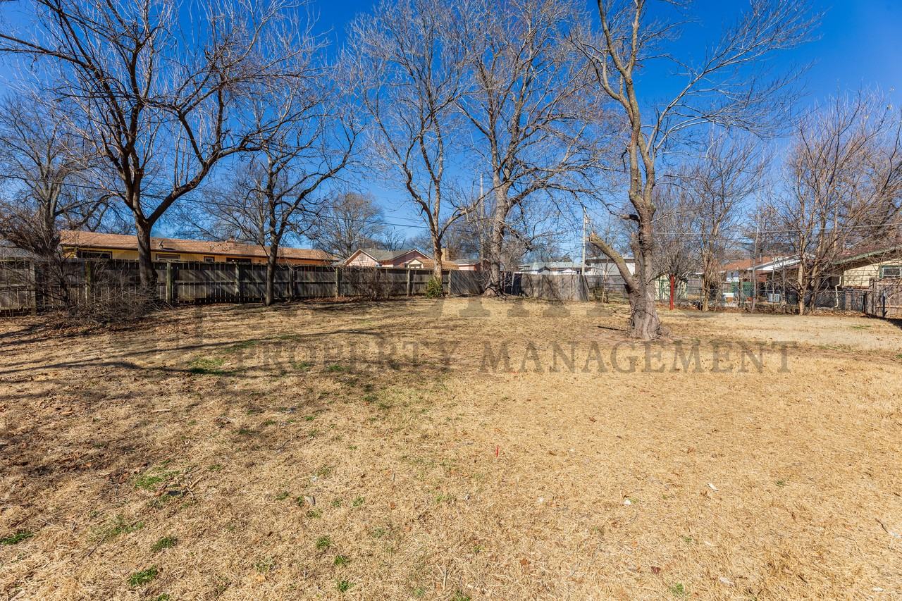 935 N Valleyview St - Photo 3 of 19