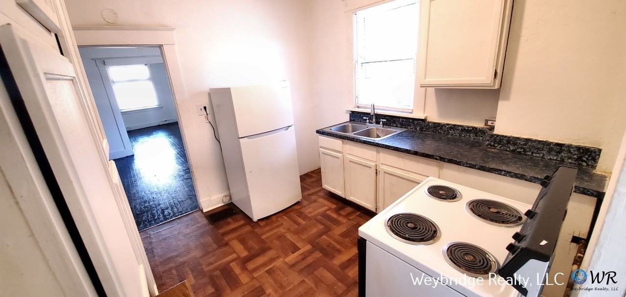 Rogers Place 923 - 925 - Photo 2 of 15