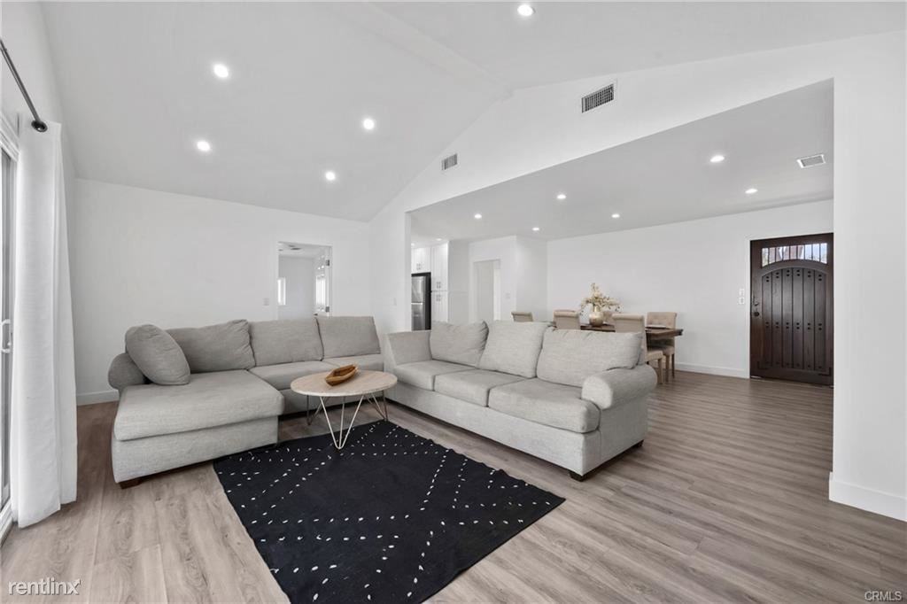 18015 Collins St - Photo 2 of 10