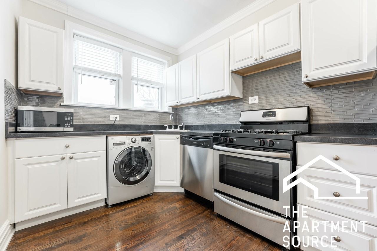 N Greenview Ave #2E - Photo 4 of 13