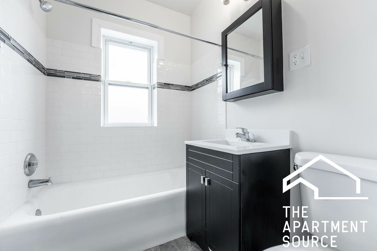 N Greenview Ave #2E - Photo 7 of 13