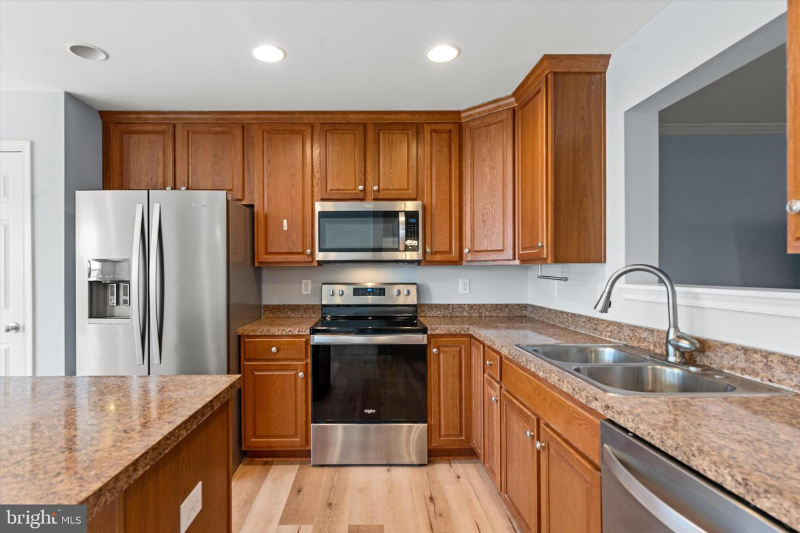 1157 Mare St - Photo 3 of 11