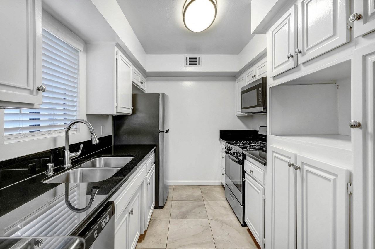 Live at Tujunga - Photo 2 of 22