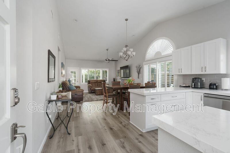 23564 Dunsmore Ln - Photo 3 of 36