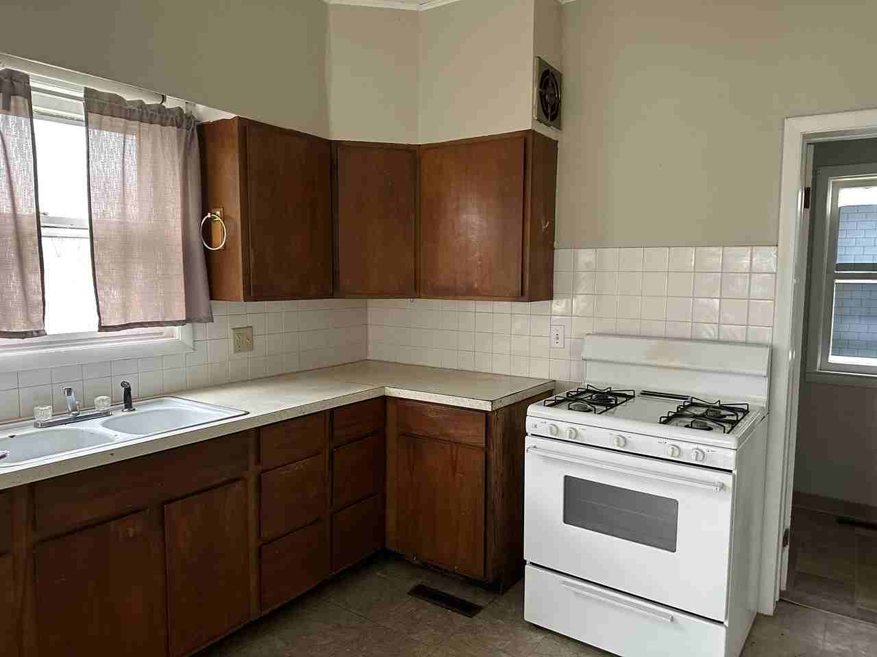 902 South Blackhawk Avenue - Photo 2 of 15