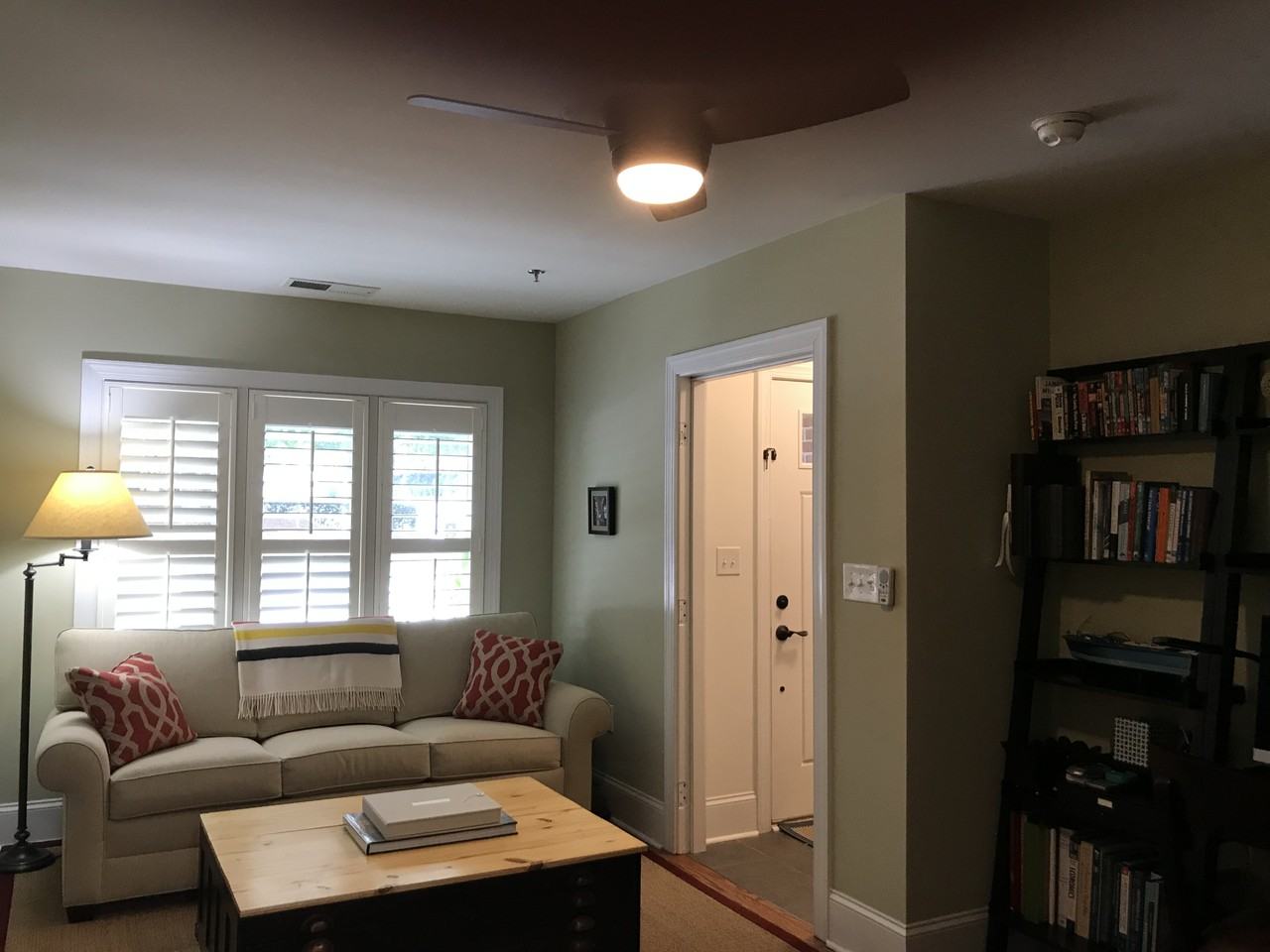 100 N Laurel Ave #105 - Photo 3 of 16