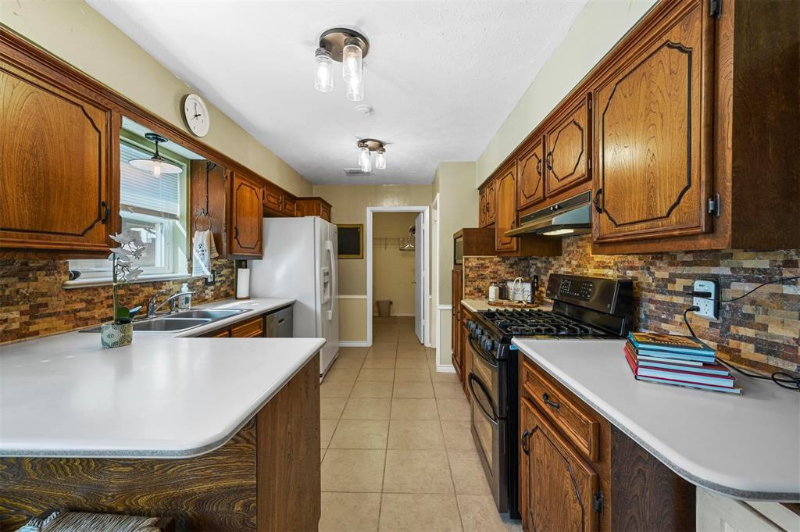 428 Park Bend Dr - Photo 3 of 4