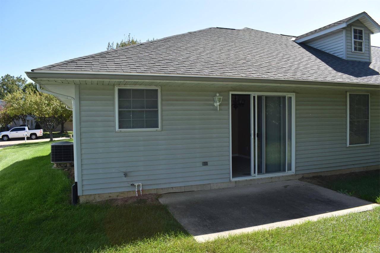 2943 Bluff Ridge Dr 1, Quincy, IL 62305 1 Bedroom Condo for 955/month