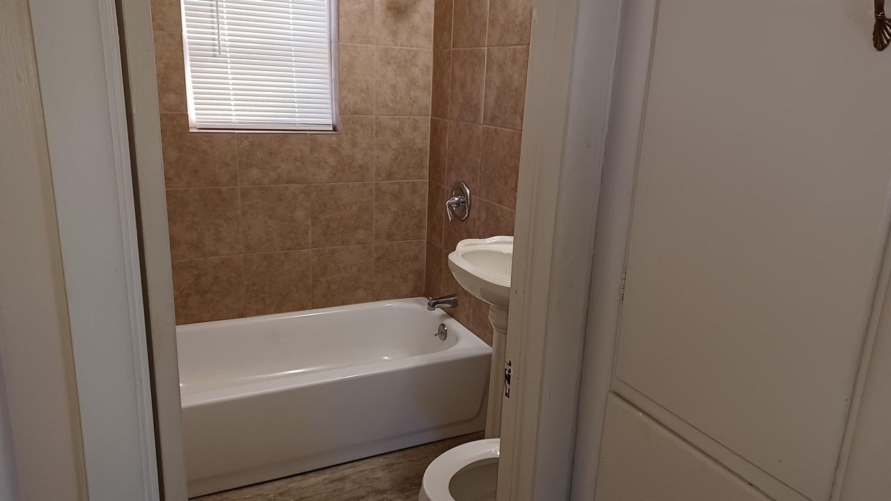 3902 Se 10th Pl #1 - Photo 4 of 6