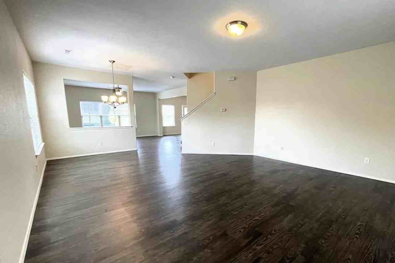 402 Driftwood St - Photo 2 of 15