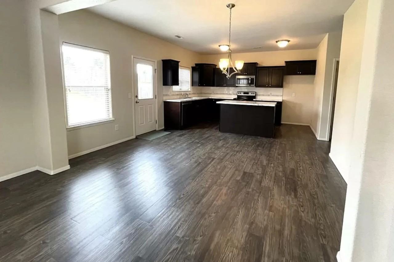 402 Driftwood St - Photo 3 of 15