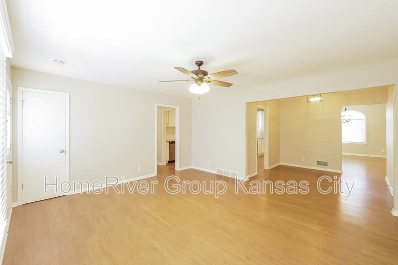 9802 England Dr - Photo 3 of 19