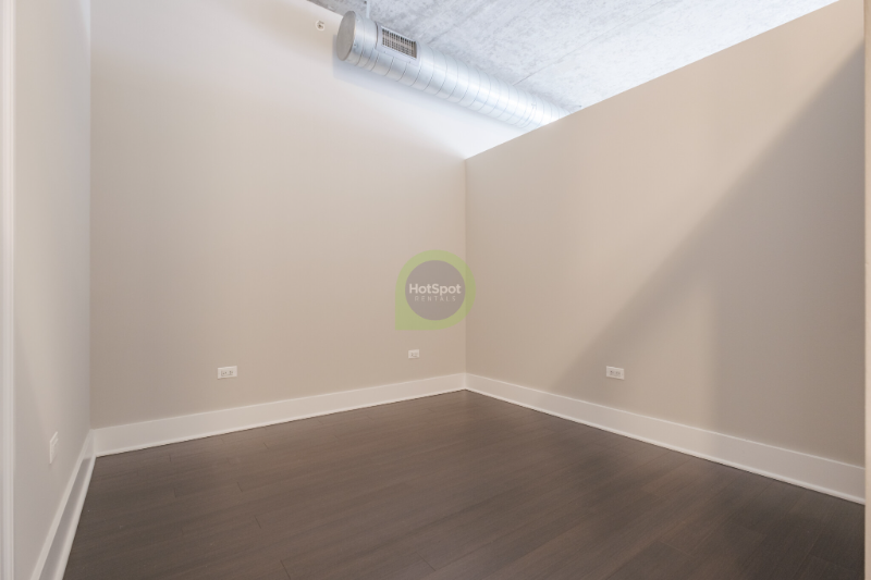 820 S Clark St - Photo 3 of 8