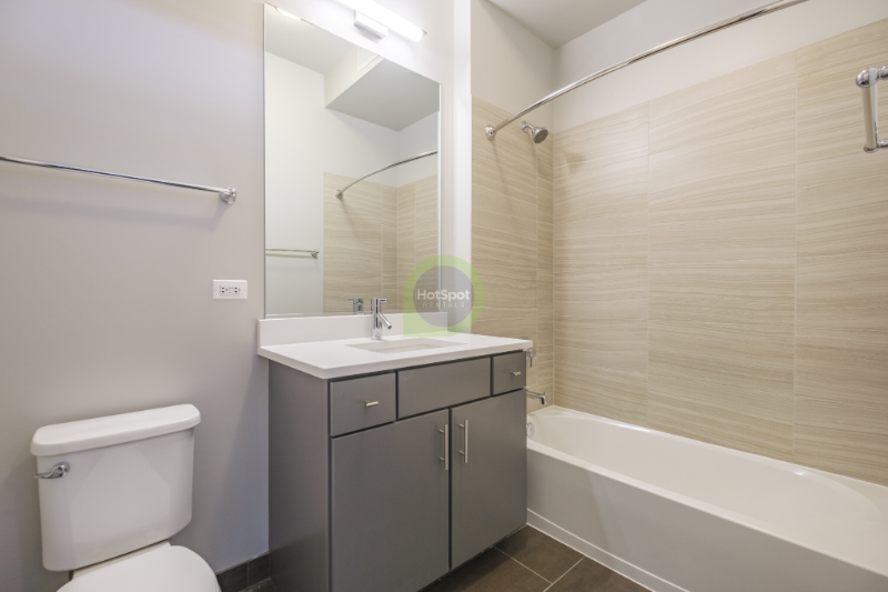 820 S Clark St - Photo 4 of 8