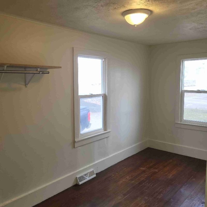 223 N Pleasant St - Photo 2 of 6