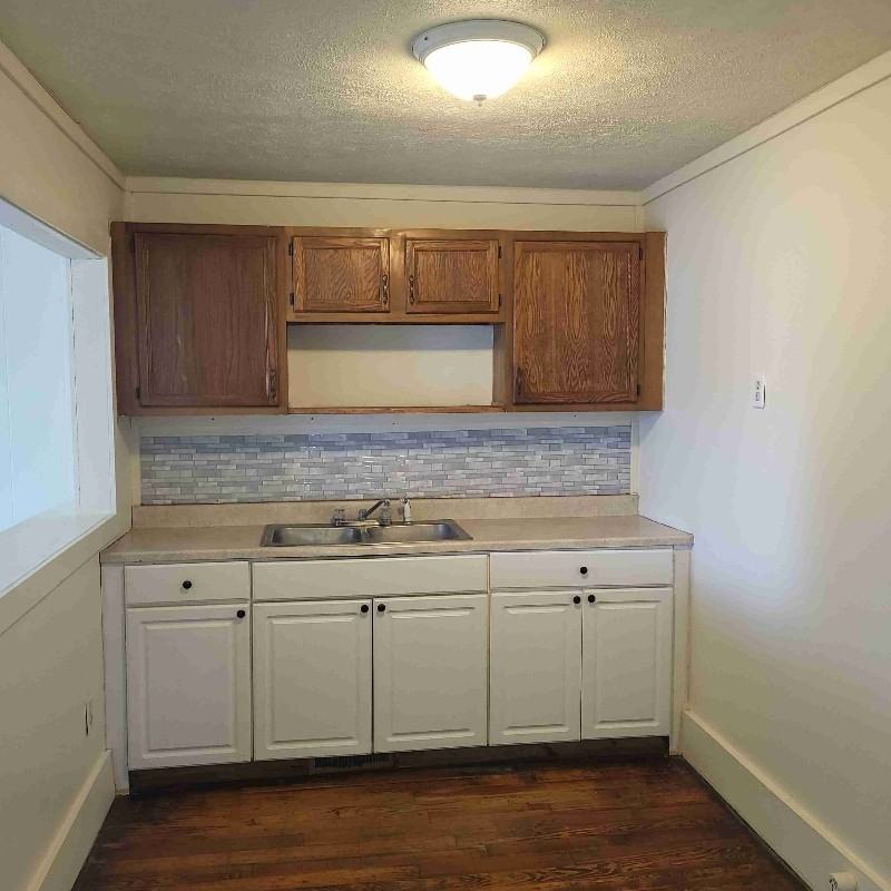 223 N Pleasant St - Photo 3 of 6