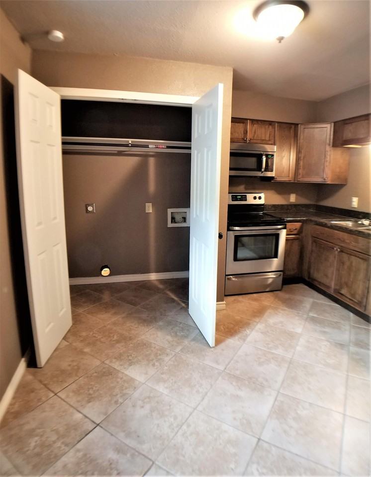 608 E Rosedale St #B - Photo 3 of 8