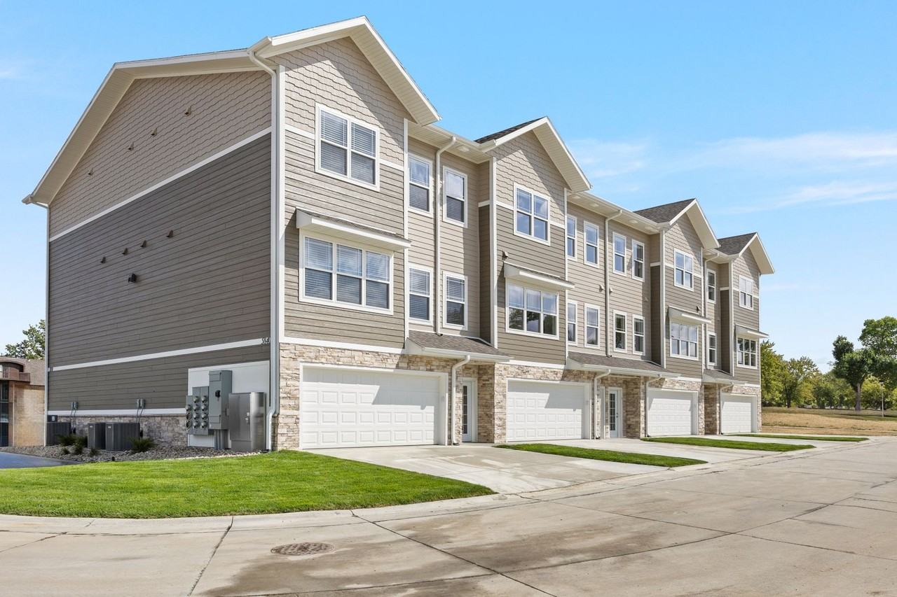 Stone Ridge Townhomes Apartments 663 Boyson Rd Ne, Cedar Rapids, IA