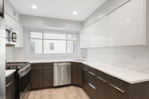 featured image of 2333 W Lunt Ave