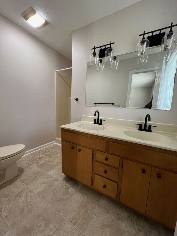 209/211 E Gilbreath St - Photo 3 of 27