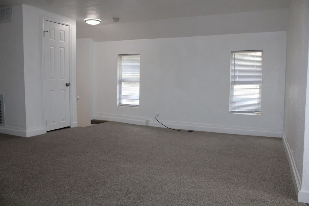 810 E 5th St - Photo 3 of 13