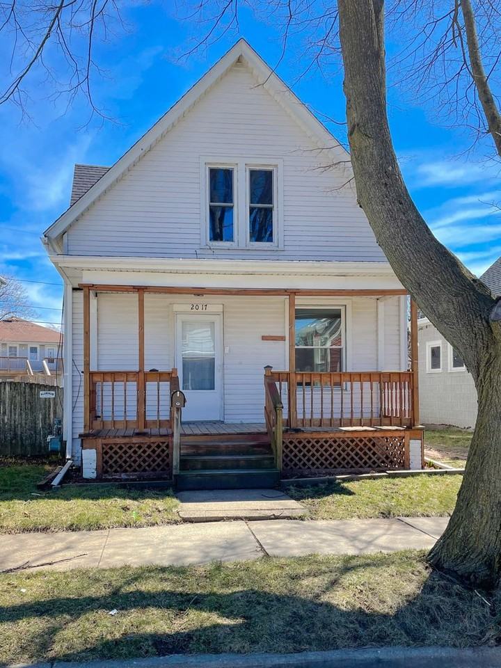 2017 Carmel Ave Apartments - Racine WI | Zumper