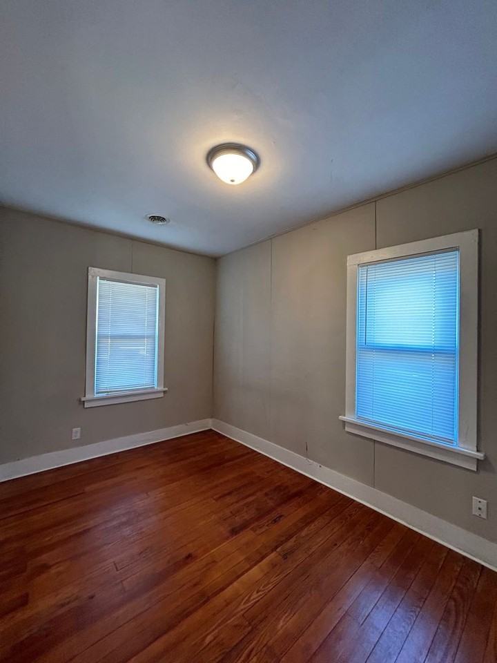 234 Altgeld St - Photo 3 of 9